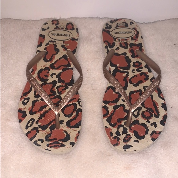 Havaianas Brown Leopard Print Thong Sandals with Sleek Design - Picture 3 of 5
